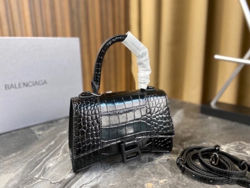【AT2881】Balenciagaの砂時計型バッグは、パリのメゾンの定番アイテムと言えるでしょう。独特な砂時計型は、既に象徴的な存在となっています。このバッグは美しさと実用性が兼ね備わっており、持ち手や肩掛け、斜め掛けといったスタイルで使えます。