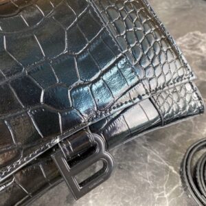 【AT2881】Balenciagaの砂時計型バッグは、パリのメゾンの定番アイテムと言えるでしょう。独特な砂時計型は、既に象徴的な存在となっています。このバッグは美しさと実用性が兼ね備わっており、持ち手や肩掛け、斜め掛けといったスタイルで使えます。