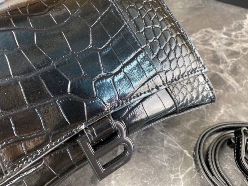 【AT2881】Balenciagaの砂時計型バッグは、パリのメゾンの定番アイテムと言えるでしょう。独特な砂時計型は、既に象徴的な存在となっています。このバッグは美しさと実用性が兼ね備わっており、持ち手や肩掛け、斜め掛けといったスタイルで使えます。