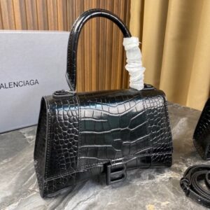 【AT2881】Balenciagaの砂時計型バッグは、パリのメゾンの定番アイテムと言えるでしょう。独特な砂時計型は、既に象徴的な存在となっています。このバッグは美しさと実用性が兼ね備わっており、持ち手や肩掛け、斜め掛けといったスタイルで使えます。