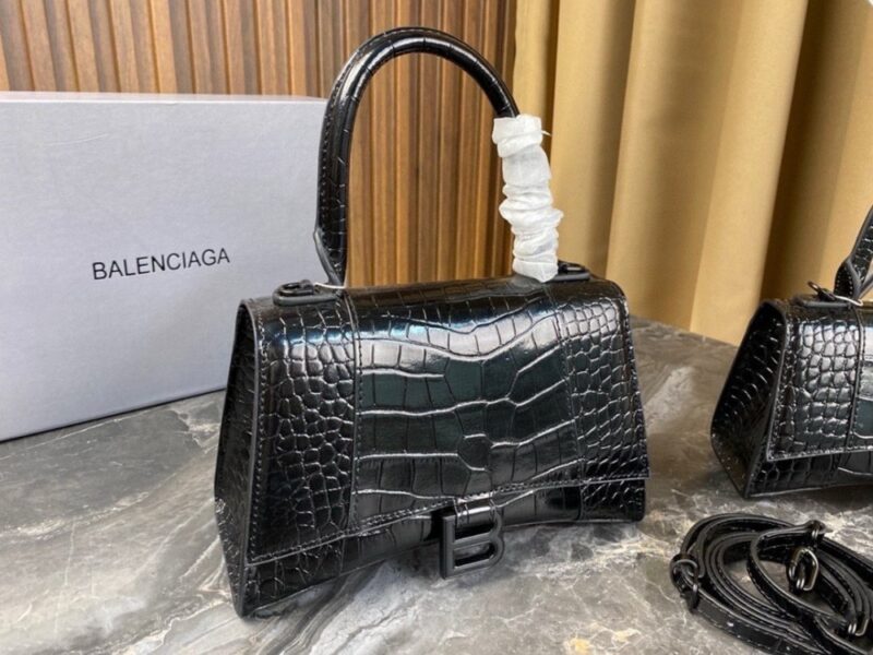 【AT2881】Balenciagaの砂時計型バッグは、パリのメゾンの定番アイテムと言えるでしょう。独特な砂時計型は、既に象徴的な存在となっています。このバッグは美しさと実用性が兼ね備わっており、持ち手や肩掛け、斜め掛けといったスタイルで使えます。