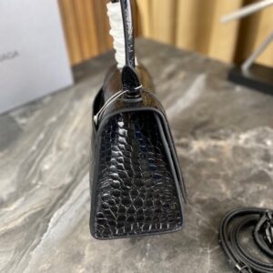 【AT2881】Balenciagaの砂時計型バッグは、パリのメゾンの定番アイテムと言えるでしょう。独特な砂時計型は、既に象徴的な存在となっています。このバッグは美しさと実用性が兼ね備わっており、持ち手や肩掛け、斜め掛けといったスタイルで使えます。
