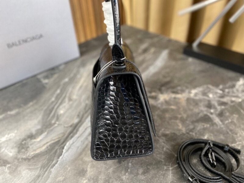 【AT2881】Balenciagaの砂時計型バッグは、パリのメゾンの定番アイテムと言えるでしょう。独特な砂時計型は、既に象徴的な存在となっています。このバッグは美しさと実用性が兼ね備わっており、持ち手や肩掛け、斜め掛けといったスタイルで使えます。
