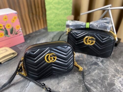 【AT2883】Gucci Marmontカメラバッグは、構造化された柔らかいデザインが特徴で、トップのジッパー付きでダブルG金属パーツが取り付けられています。とても実用的な小さなバッグです。