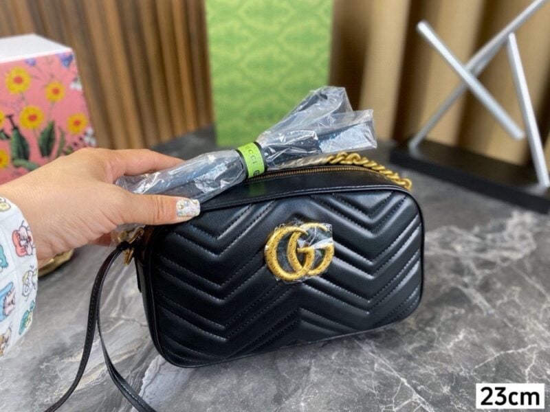 【AT2883】Gucci Marmontカメラバッグは、構造化された柔らかいデザインが特徴で、トップのジッパー付きでダブルG金属パーツが取り付けられています。とても実用的な小さなバッグです。
