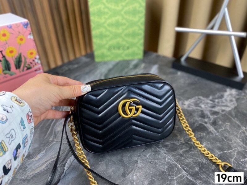 【AT2883】Gucci Marmontカメラバッグは、構造化された柔らかいデザインが特徴で、トップのジッパー付きでダブルG金属パーツが取り付けられています。とても実用的な小さなバッグです。