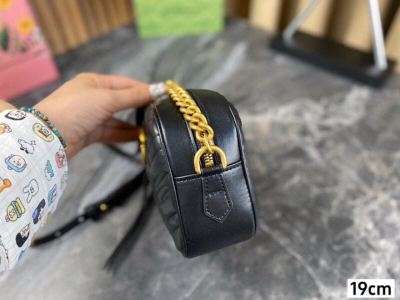 【AT2883】Gucci Marmontカメラバッグは、構造化された柔らかいデザインが特徴で、トップのジッパー付きでダブルG金属パーツが取り付けられています。とても実用的な小さなバッグです。