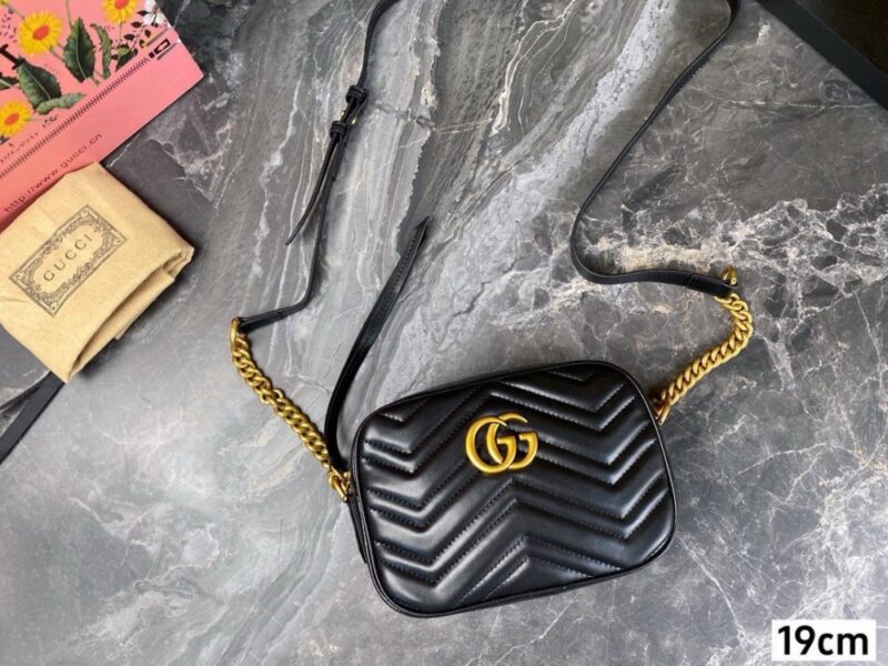 【AT2883】Gucci Marmontカメラバッグは、構造化された柔らかいデザインが特徴で、トップのジッパー付きでダブルG金属パーツが取り付けられています。とても実用的な小さなバッグです。