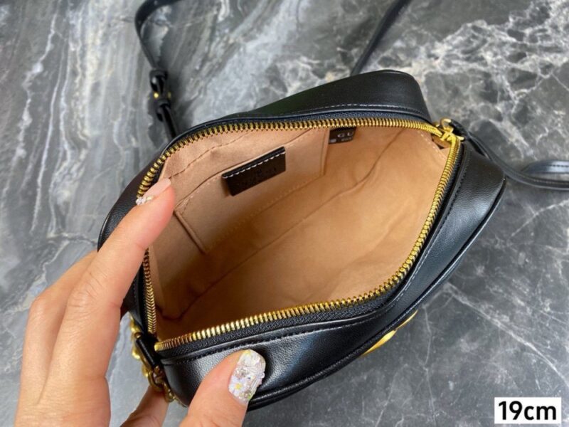【AT2883】Gucci Marmontカメラバッグは、構造化された柔らかいデザインが特徴で、トップのジッパー付きでダブルG金属パーツが取り付けられています。とても実用的な小さなバッグです。