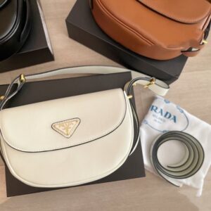 【AT2885】Prada プラダのムーンバッグは牛革製で、本当に人気が出そうですね。三角形のロゴとの組み合わせはシンプルで上品！