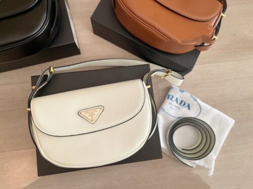 【AT2885】Prada プラダのムーンバッグは牛革製で、本当に人気が出そうですね。三角形のロゴとの組み合わせはシンプルで上品！