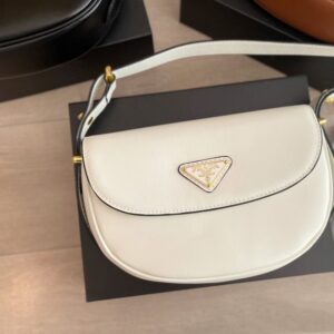【AT2885】Prada プラダのムーンバッグは牛革製で、本当に人気が出そうですね。三角形のロゴとの組み合わせはシンプルで上品！