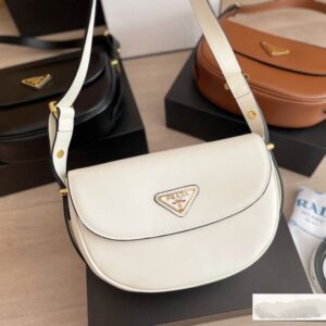 【AT2885】Prada プラダのムーンバッグは牛革製で、本当に人気が出そうですね。三角形のロゴとの組み合わせはシンプルで上品！