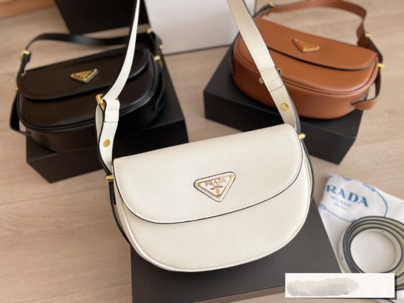 【AT2885】Prada プラダのムーンバッグは牛革製で、本当に人気が出そうですね。三角形のロゴとの組み合わせはシンプルで上品！