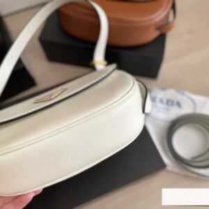 【AT2885】Prada プラダのムーンバッグは牛革製で、本当に人気が出そうですね。三角形のロゴとの組み合わせはシンプルで上品！