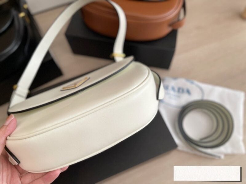 【AT2885】Prada プラダのムーンバッグは牛革製で、本当に人気が出そうですね。三角形のロゴとの組み合わせはシンプルで上品！
