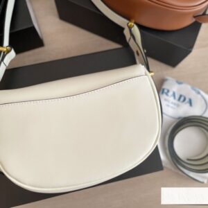 【AT2885】Prada プラダのムーンバッグは牛革製で、本当に人気が出そうですね。三角形のロゴとの組み合わせはシンプルで上品！