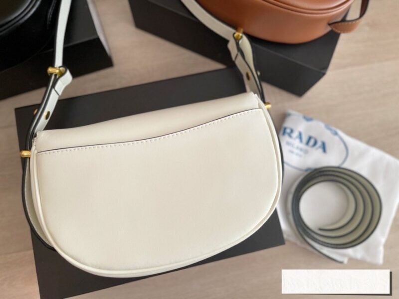 【AT2885】Prada プラダのムーンバッグは牛革製で、本当に人気が出そうですね。三角形のロゴとの組み合わせはシンプルで上品！