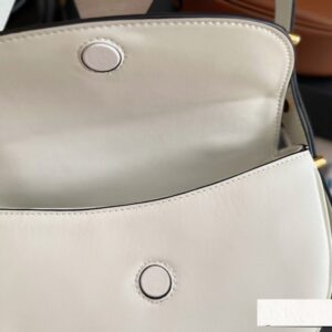 【AT2885】Prada プラダのムーンバッグは牛革製で、本当に人気が出そうですね。三角形のロゴとの組み合わせはシンプルで上品！