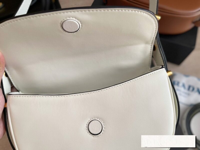 【AT2885】Prada プラダのムーンバッグは牛革製で、本当に人気が出そうですね。三角形のロゴとの組み合わせはシンプルで上品！