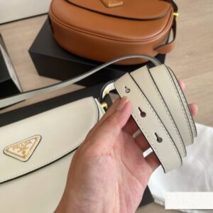 【AT2885】Prada プラダのムーンバッグは牛革製で、本当に人気が出そうですね。三角形のロゴとの組み合わせはシンプルで上品！