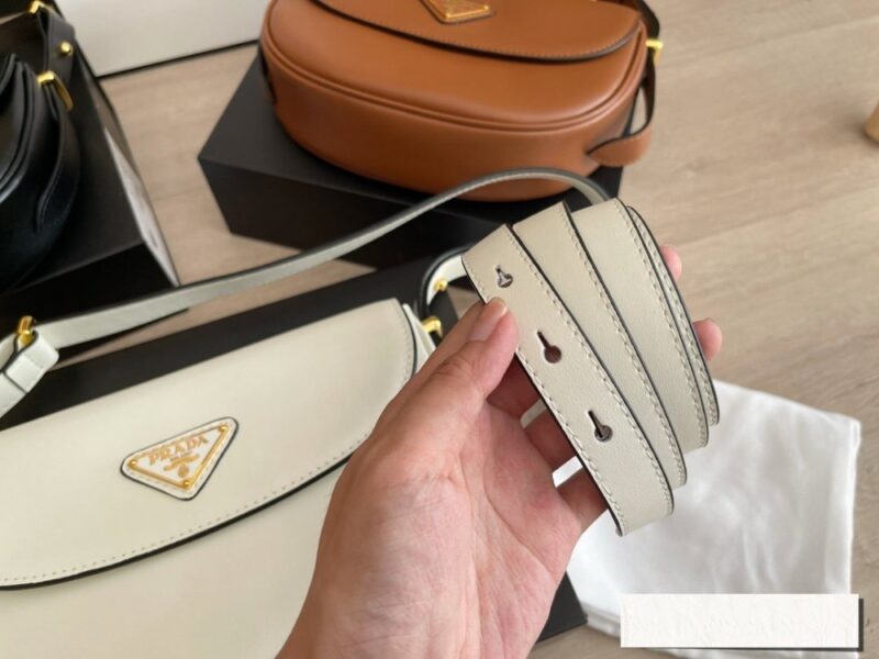 【AT2885】Prada プラダのムーンバッグは牛革製で、本当に人気が出そうですね。三角形のロゴとの組み合わせはシンプルで上品！
