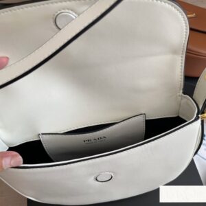 【AT2885】Prada プラダのムーンバッグは牛革製で、本当に人気が出そうですね。三角形のロゴとの組み合わせはシンプルで上品！