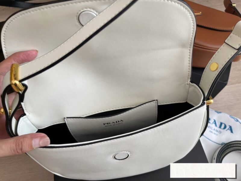 【AT2885】Prada プラダのムーンバッグは牛革製で、本当に人気が出そうですね。三角形のロゴとの組み合わせはシンプルで上品！