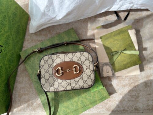 【AT2886】Gucci カメラバッグ！クラシックなモノグラム柄に小牛革を合わせたデザインです。広い赤と緑のストラップはグッチの最も象徴的なブランドマークです。大容量で軽量！