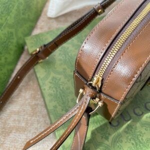 【AT2886】Gucci カメラバッグ！クラシックなモノグラム柄に小牛革を合わせたデザインです。広い赤と緑のストラップはグッチの最も象徴的なブランドマークです。大容量で軽量！