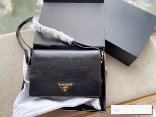 【AT2891】Prada プラダのメッセンジャーバッグ、牛革素材、完璧なサイズ、使いやすさ抜群！かわいい、かわいい、やっと出ました！