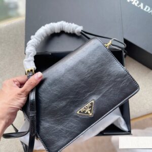 【AT2891】Prada プラダのメッセンジャーバッグ、牛革素材、完璧なサイズ、使いやすさ抜群！かわいい、かわいい、やっと出ました！