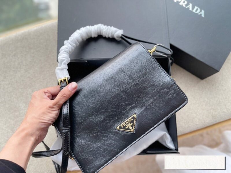 【AT2891】Prada プラダのメッセンジャーバッグ、牛革素材、完璧なサイズ、使いやすさ抜群！かわいい、かわいい、やっと出ました！