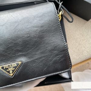 【AT2891】Prada プラダのメッセンジャーバッグ、牛革素材、完璧なサイズ、使いやすさ抜群！かわいい、かわいい、やっと出ました！