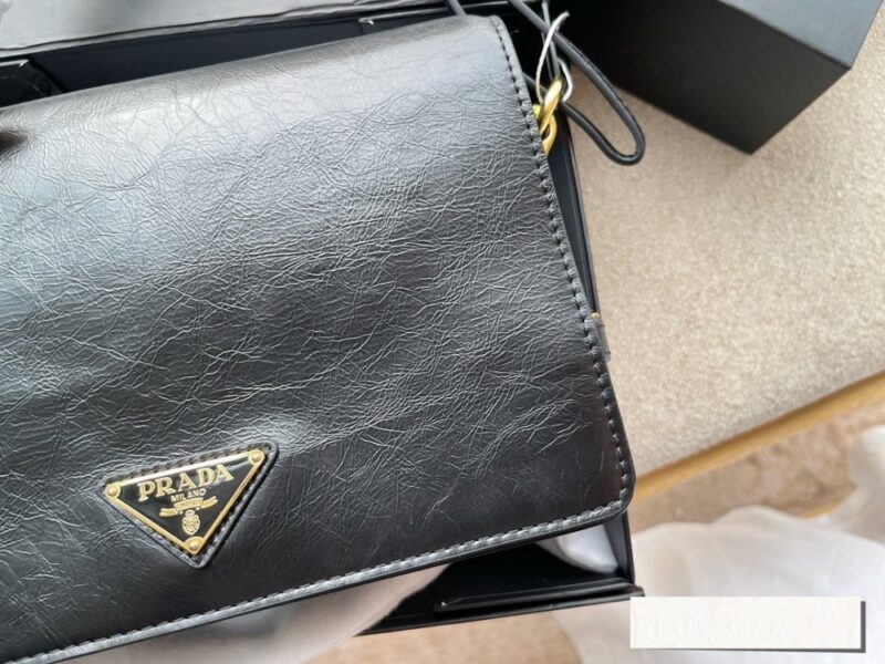 【AT2891】Prada プラダのメッセンジャーバッグ、牛革素材、完璧なサイズ、使いやすさ抜群！かわいい、かわいい、やっと出ました！