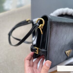 【AT2891】Prada プラダのメッセンジャーバッグ、牛革素材、完璧なサイズ、使いやすさ抜群！かわいい、かわいい、やっと出ました！