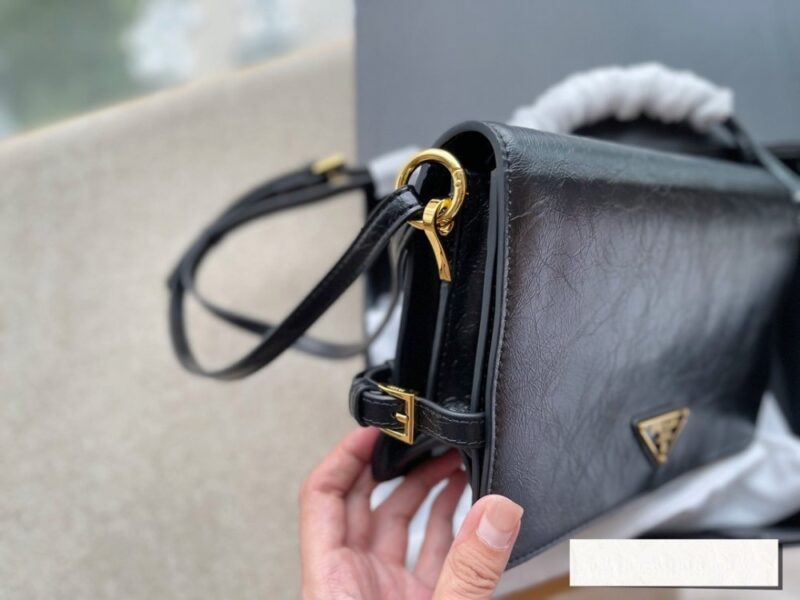 【AT2891】Prada プラダのメッセンジャーバッグ、牛革素材、完璧なサイズ、使いやすさ抜群！かわいい、かわいい、やっと出ました！