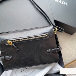 【AT2891】Prada プラダのメッセンジャーバッグ、牛革素材、完璧なサイズ、使いやすさ抜群！かわいい、かわいい、やっと出ました！