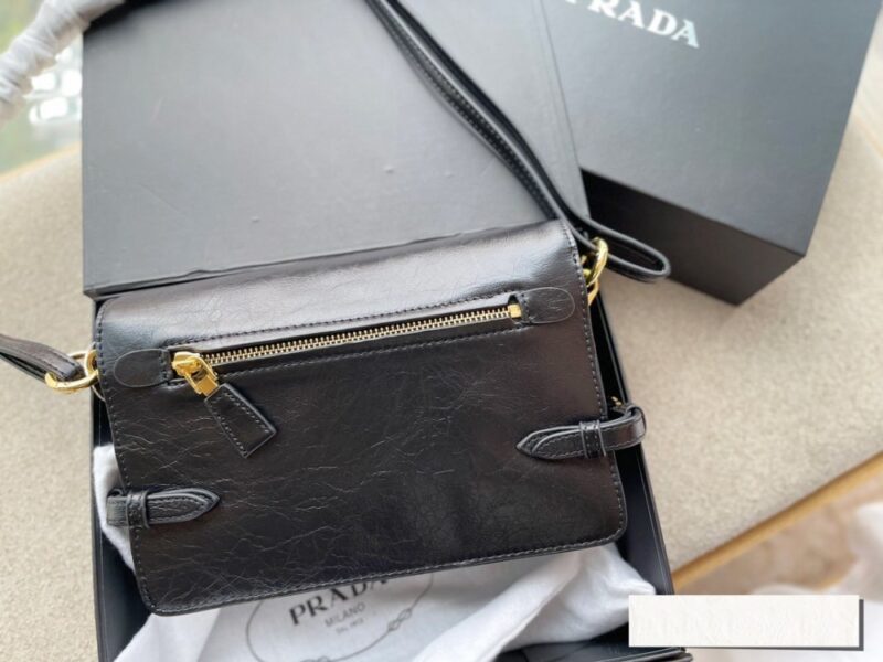 【AT2891】Prada プラダのメッセンジャーバッグ、牛革素材、完璧なサイズ、使いやすさ抜群！かわいい、かわいい、やっと出ました！