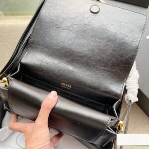 【AT2891】Prada プラダのメッセンジャーバッグ、牛革素材、完璧なサイズ、使いやすさ抜群！かわいい、かわいい、やっと出ました！