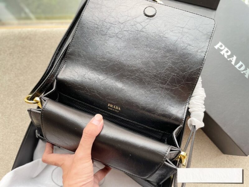 【AT2891】Prada プラダのメッセンジャーバッグ、牛革素材、完璧なサイズ、使いやすさ抜群！かわいい、かわいい、やっと出ました！