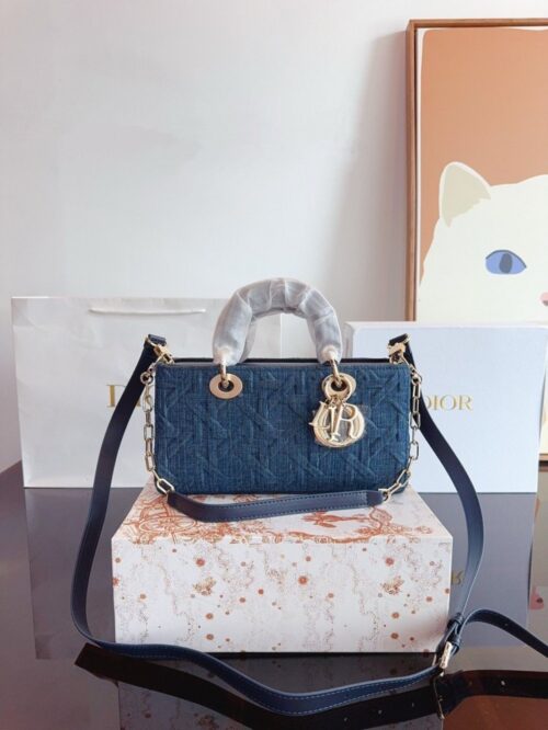 【AT2894】Dior ディオールの新作、フェイクフィギュアデザインのダイアナネックレス、秋冬の必須アイテムです。本当にカッコイイです。新商品が入荷しました。