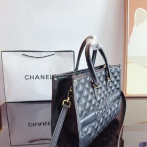 【AT2895】Chanel シャネル トートバッグ。とてもかわいくてクールで、すっかり愛されるアイテム。万能でおしゃれ、美しさが抜群です。どんなおしゃれ女子も必須アイテムです。