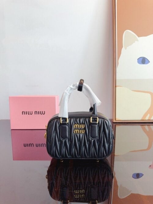 【AT2896】MiuMiu が待ち望んでいた 2024年のSpring/Summerコレクション、ボーリングバッグがついに登場しました。この2024年の春夏シリーズのバッグをお見逃しなく。
