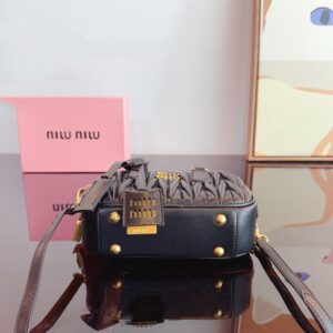 【AT2896】MiuMiu が待ち望んでいた 2024年のSpring/Summerコレクション、ボーリングバッグがついに登場しました。この2024年の春夏シリーズのバッグをお見逃しなく。