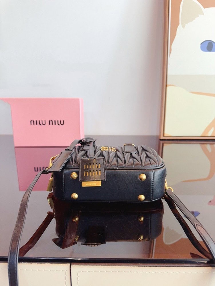 【AT2896】MiuMiu が待ち望んでいた 2024年のSpring/Summerコレクション、ボーリングバッグがついに登場しました。この2024年の春夏シリーズのバッグをお見逃しなく。