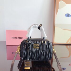 【AT2896】MiuMiu が待ち望んでいた 2024年のSpring/Summerコレクション、ボーリングバッグがついに登場しました。この2024年の春夏シリーズのバッグをお見逃しなく。
