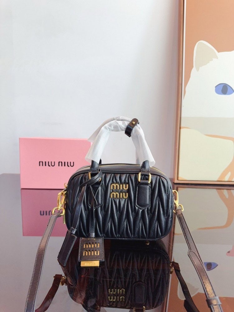 【AT2896】MiuMiu が待ち望んでいた 2024年のSpring/Summerコレクション、ボーリングバッグがついに登場しました。この2024年の春夏シリーズのバッグをお見逃しなく。