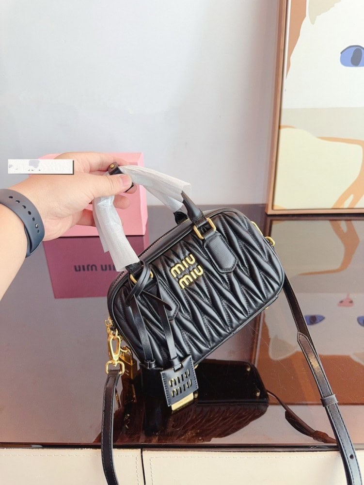 【AT2896】MiuMiu が待ち望んでいた 2024年のSpring/Summerコレクション、ボーリングバッグがついに登場しました。この2024年の春夏シリーズのバッグをお見逃しなく。