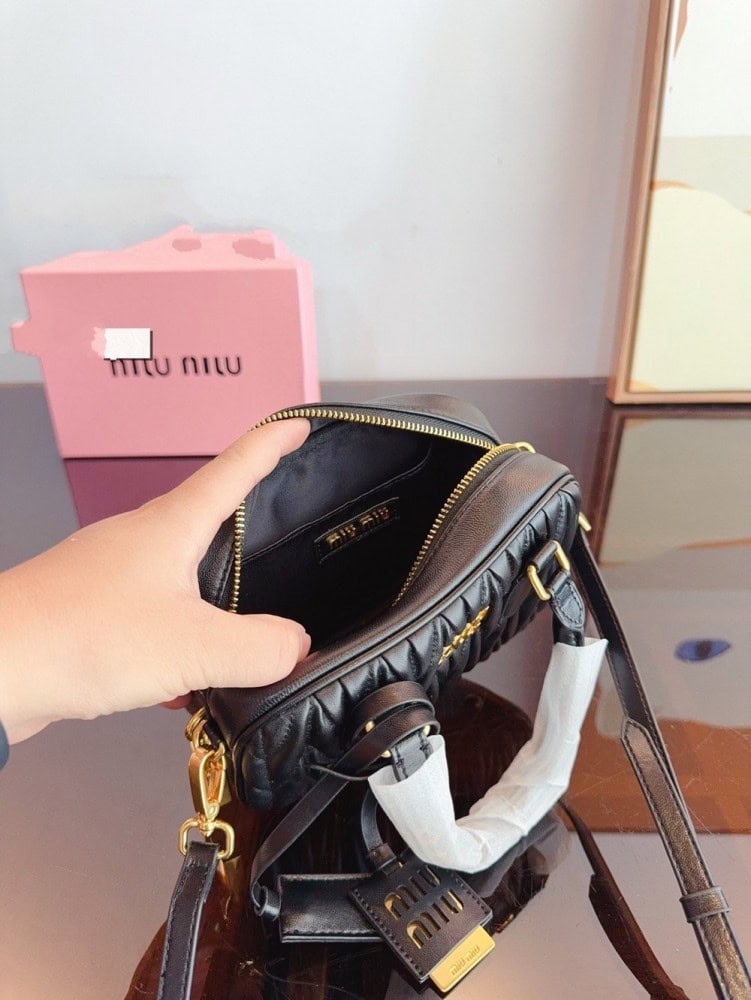 【AT2896】MiuMiu が待ち望んでいた 2024年のSpring/Summerコレクション、ボーリングバッグがついに登場しました。この2024年の春夏シリーズのバッグをお見逃しなく。
